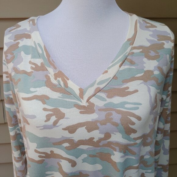 143 Story Line Up Multicolor Camo Print Top Long Sleeve V-Neck Stretch - Picture 4 of 10